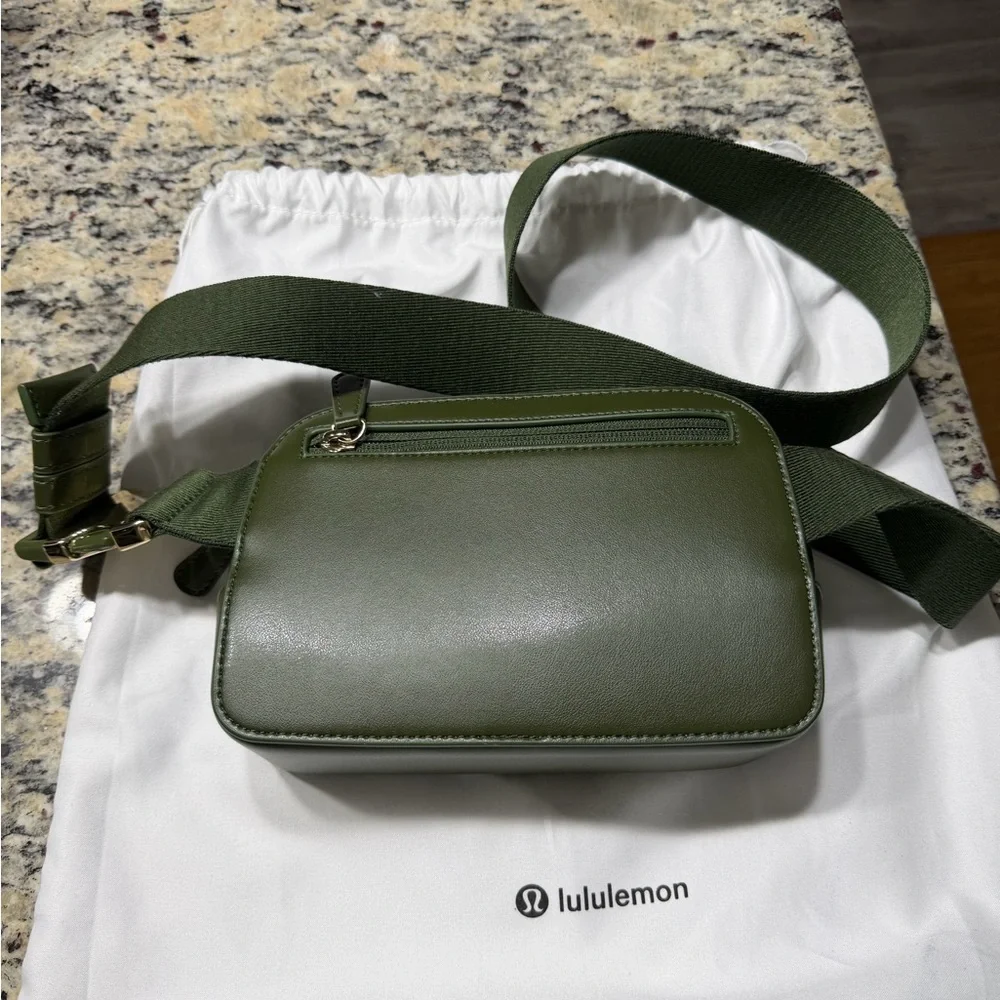 lululemon athletica Forest Green Crossbody Bag - Picture 2 of 3